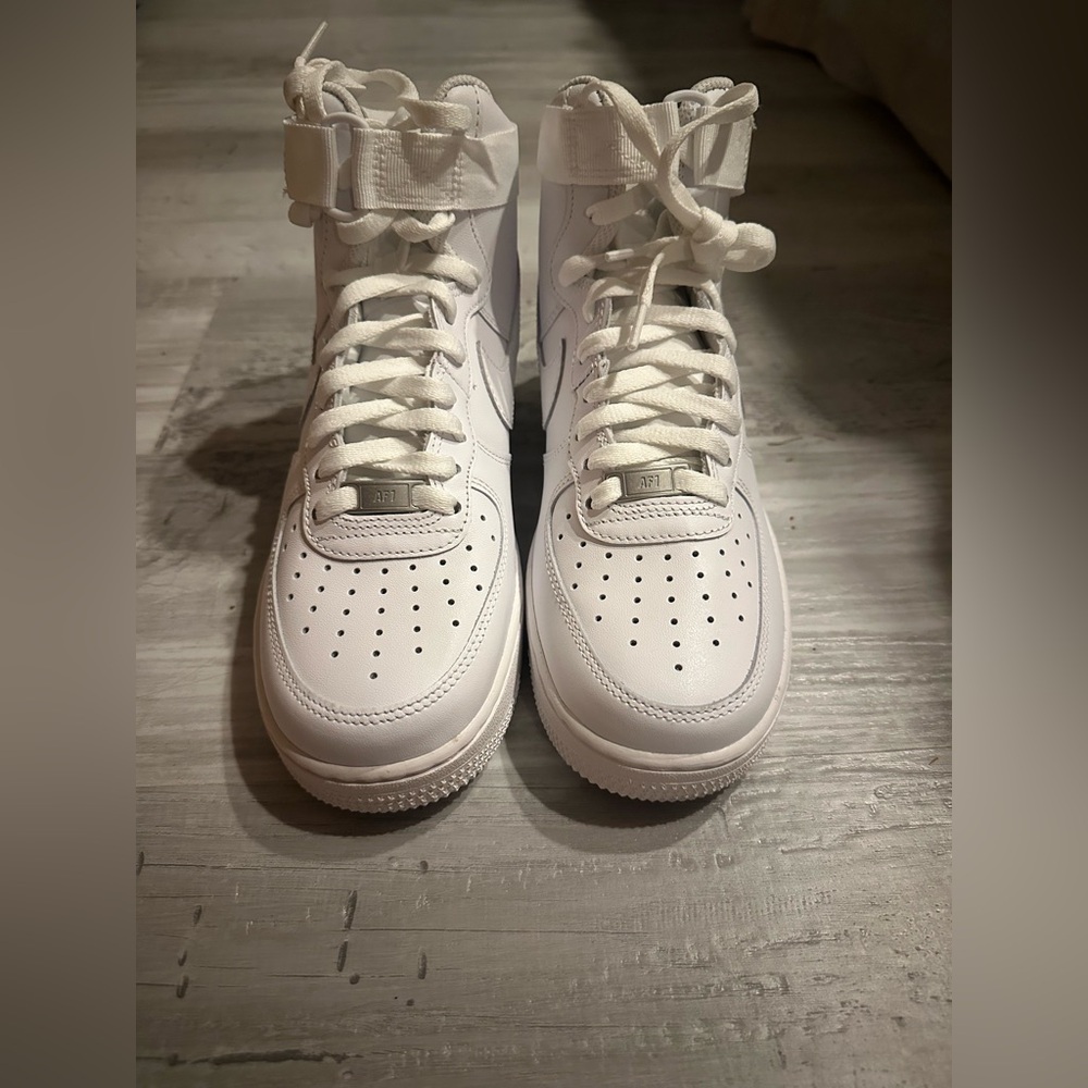White High-Top Nike Air Force 1